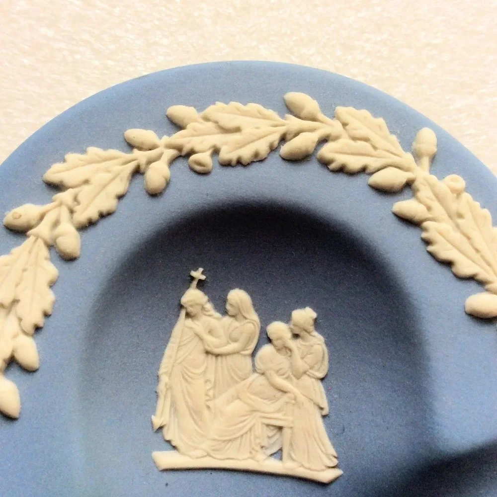 Vintage Wedgwood Blue Jasperware Neoclassical Clover Shaped Trinket Tray - Picture 4 of 7